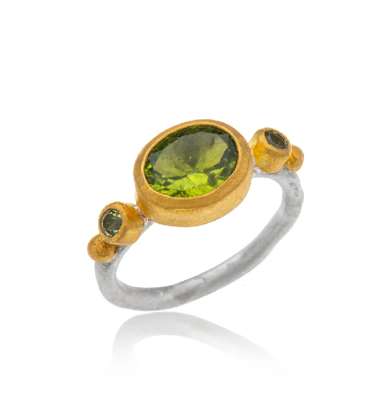 women’s stackable diamond rings-Nava Zahavi Yellow Gold Oval Peridot Ring